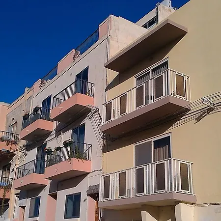 Apartment Village Corner 3 Bedroom With Garage *