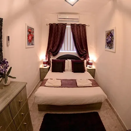 Village Corner 3 Bedroom With Garage Apartment