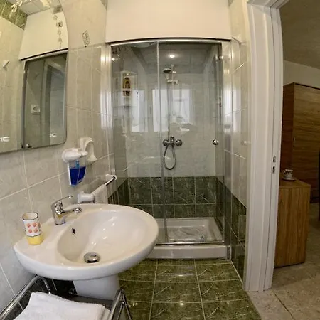 Village Corner 3 Bedroom With Garage