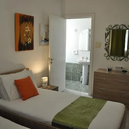 Village Corner 3 Bedroom With Garage Apartment