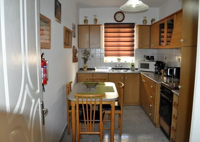 Village Corner 3 Bedroom 아파트 마르사스칼라